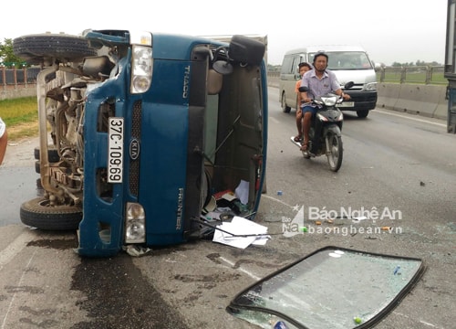 Xe tải đâm dải phân cách, đầu xe nát vụn