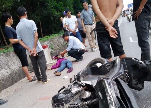 Xe máy đâm vào cột mốc, 2 người bị thương nặng