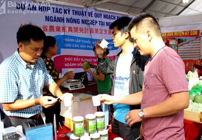 Chè Matcha công nghệ Nhật Bản thu hút khách tại Hội chợ thương mại Cửa Lò