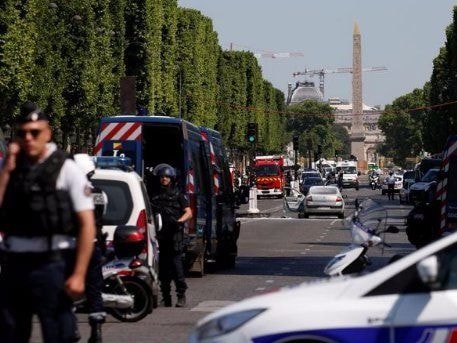 Ô tô lao vào xe cảnh sát gần dinh Tổng thống Pháp