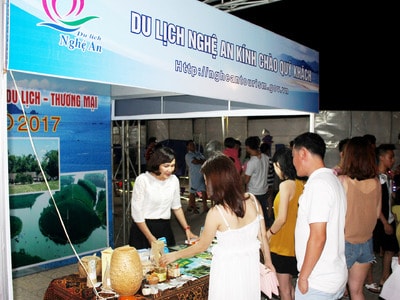 Hướng dẫn du khách miễn phí tại Hội chợ Du lịch Thương mại Cửa Lò