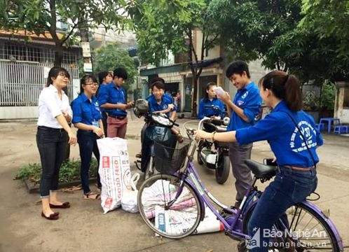 Sinh viên Nghệ An thu gom ve chai làm từ thiện