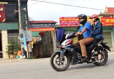 Thanh niên tình nguyện tiếp sức cho thí sinh miền núi