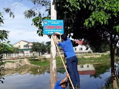 Đoàn phường Cửa Nam cắm biển cảnh báo tai nạn đuối nước