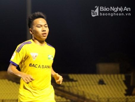 Tiền vệ Hồ Khắc Ngọc là cầu thủ đầu tiên được SLNA gia hạn hợp đồng