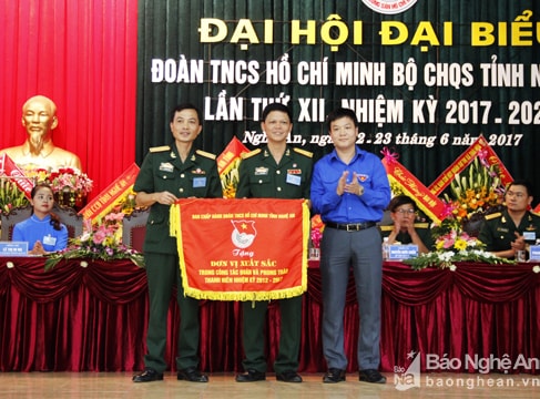 Tuổi trẻ Bộ chỉ huy quân sự Nghệ An được tặng cờ 5 năm hoàn thành xuất sắc nhiệm vụ