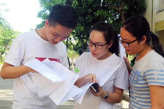 Đình chỉ thí sinh ở điểm thi Trường THPT Huỳnh Thúc Kháng vì mang điện thoại vào phòng thi