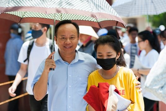 Phụ huynh đội nắng chờ con 'vượt vũ môn'