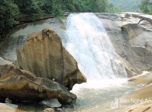 Người đàn ông mất tích trên thác 7 tầng ở Nghệ An