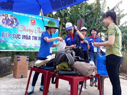 Áo xanh tình nguyện đồng hành cùng sỹ tử ở các vùng quê