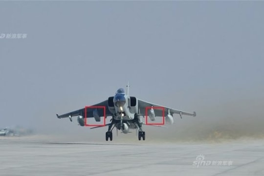 Cường kích JH-7 Trung Quốc 'khoe'' pod gây nhiễu điện tử