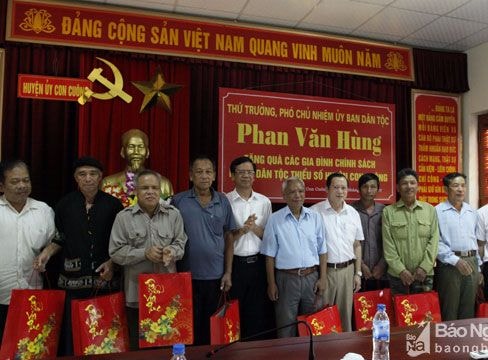 Thứ trưởng, Phó Chủ nhiệm Ủy ban Dân tộc tặng quà tại Con Cuông