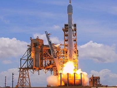 Tên lửa Falcon 9 lần thứ hai đáp thành công xuống tàu trên biển