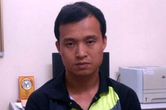 Người đàn ông ngoại quốc dùng thẻ ATM giả rút hơn 200 triệu đồng