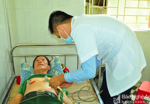 Khám bệnh và cấp thuốc cho cựu chiến sĩ Thành cổ Quảng Trị tại Quế Phong