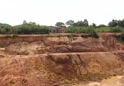 Hồ thủy lợi bản Mồng: Nguy cơ sạt lở nhà dân mới xây sau di dời