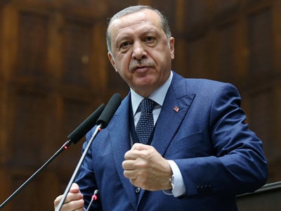 Tổng thống Erdogan ngất xỉu trong lúc cầu nguyện