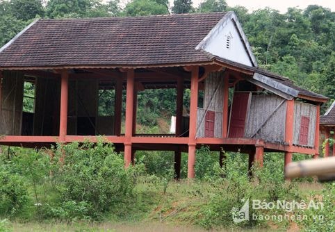 Công trình tái định cư chưa bàn giao đã hoang tàn