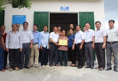 Thị trấn Hòa Bình (Tương Dương) trao nhà tình nghĩa cho người nghèo