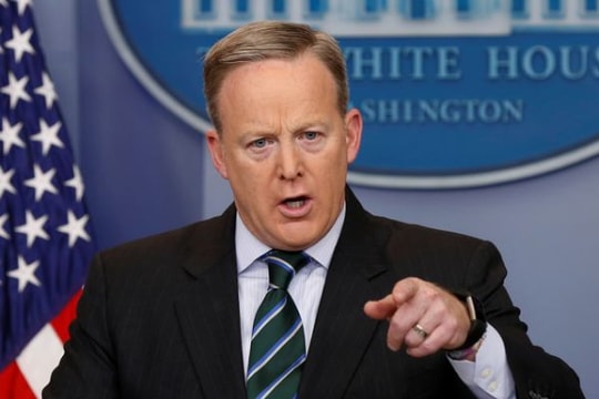 Yêu cầu lạ của người phát ngôn Nhà Trắng trong họp báo