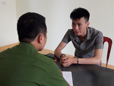 Bắt hai cha con buôn ma túy, khám nhà ra súng và thuốc nổ