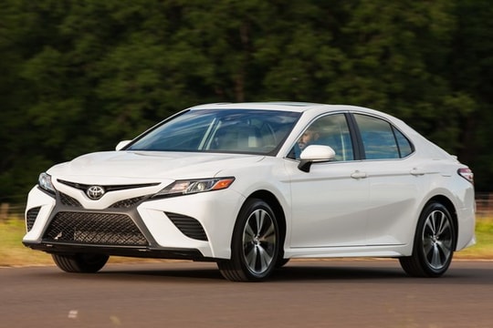 Toyota Camry 2018 giá cao nhất chỉ 794 triệu đồng