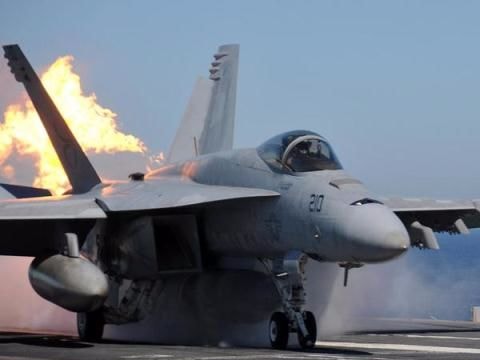 Bảo dưỡng F-18, hai lính Mỹ thành đuốc sống