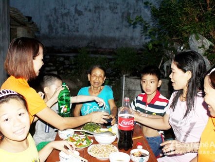 Tổ chức 'Bữa cơm gia đình' ấm áp cho nữ cựu TNXP neo đơn