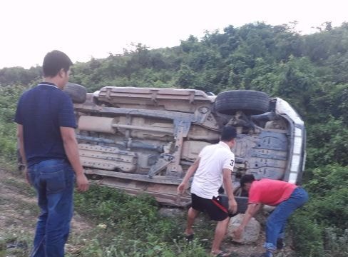 Xe bán tải Ford Ranger phơi bụng bên vực núi