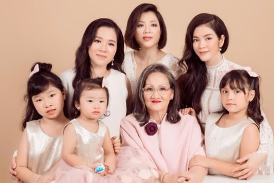 Lý Nhã Kỳ khoe mẹ và hai chị gái