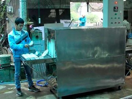 'Kỹ sư làng' chế máy rửa bát công nghiệp