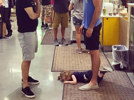 Ông bố để mặc con nằm ăn vạ ở siêu thị và lý do ý nghĩa đằng sau