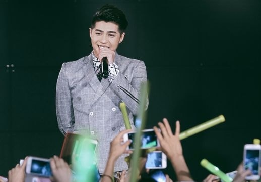 500 khán giả ở Nhật cuồng nhiệt với Noo Phước Thịnh