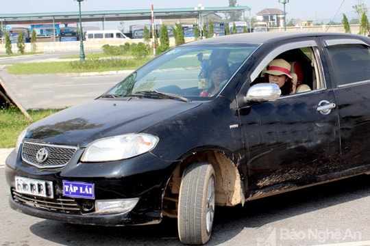 Nghệ An: Xử phạt 35 trường hợp người học lái ô tô không đeo thẻ học viên