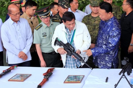 Trung Quốc tặng vũ khí, tiền cho Philippines