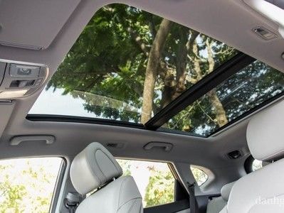 Mua xe ô tô có cửa sổ trời: Nên hay không?