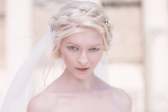 Nhan sắc cô gái Mỹ bị bạch tạng làm mẫu ở Việt Nam