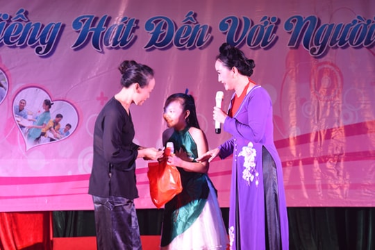 Hà Quỳnh Như hát, tặng quà cho bệnh nhân nghèo