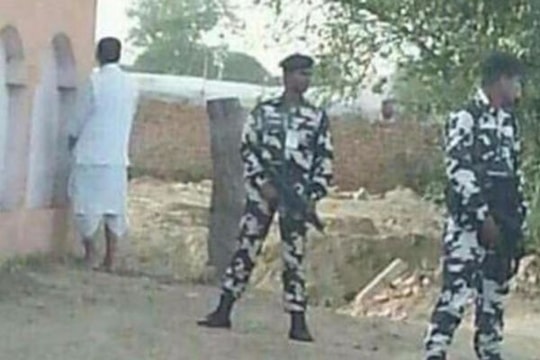 Bộ trưởng Ấn Độ bị chỉ trích vì đi tiểu nơi công cộng