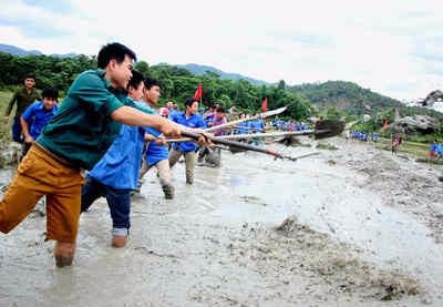 Gần 500 ĐVTN Quế Phong ra quân làm đường giao thông nội đồng.