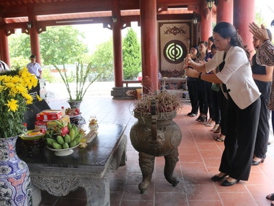 Hội Liên Hiệp phụ nữ Việt Nam dâng hương tại Khu di tích lịch sử Truông Bồn