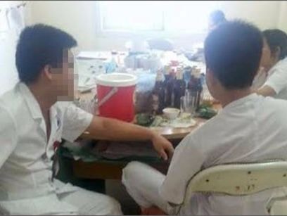 Sẽ xem xét kỷ luật 4 y, bác sỹ ăn nhậu trong giờ hành chính