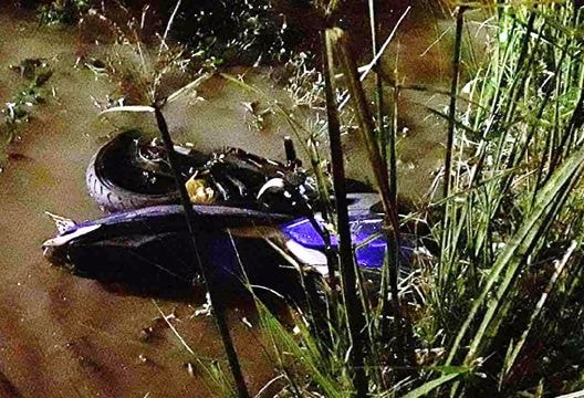 Xe mất lái, nam thanh niên 'bay' xuống ruộng lúa