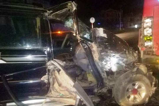 Xe 7 chỗ tông đuôi xe khách đang dừng, 3 người nhập viện