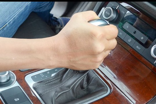 Vì sao không nên chuyển số về N khi ô tô đang lăn bánh?