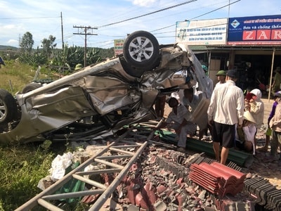 Xe 4 chỗ bị tàu hỏa đâm nát vụn, 2 người tử vong tại chỗ