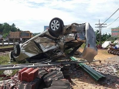 Hình ảnh hiện trường vụ tai nạn đường sắt khiến 4 người thương vong