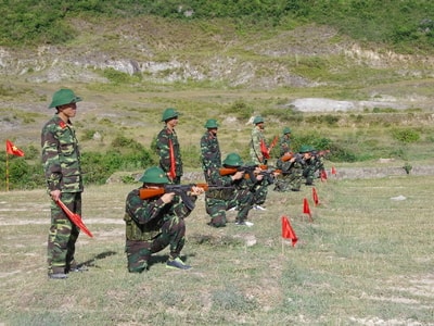 Bộ CHQS tỉnh kiểm tra điều lệnh, bắn súng AK