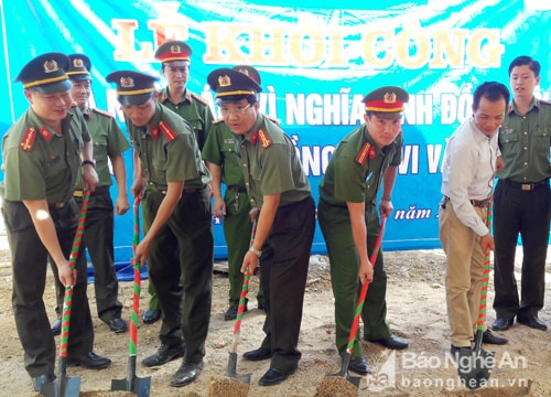 Khởi công nhà tình nghĩa tặng cán bộ, chiến sỹ công an khó khăn