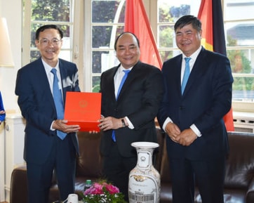 Thủ tướng thăm cán bộ, nhân viên Tổng Lãnh sự quán Việt Nam tại Frankfurt